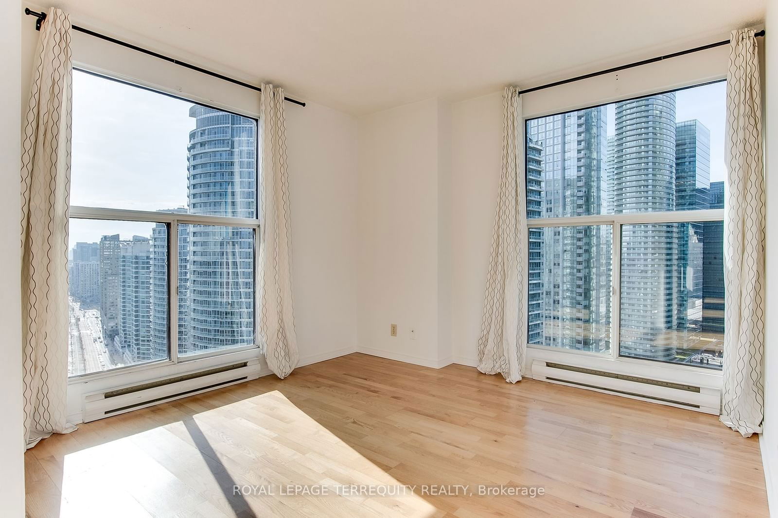 77 Harbour Sq, unit 2812 for rent