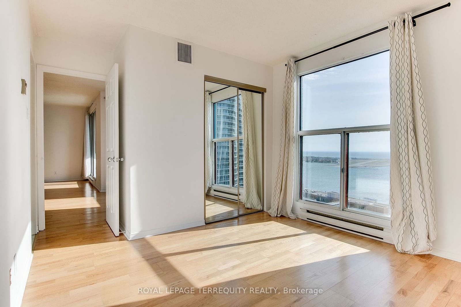 77 Harbour Sq, unit 2812 for rent