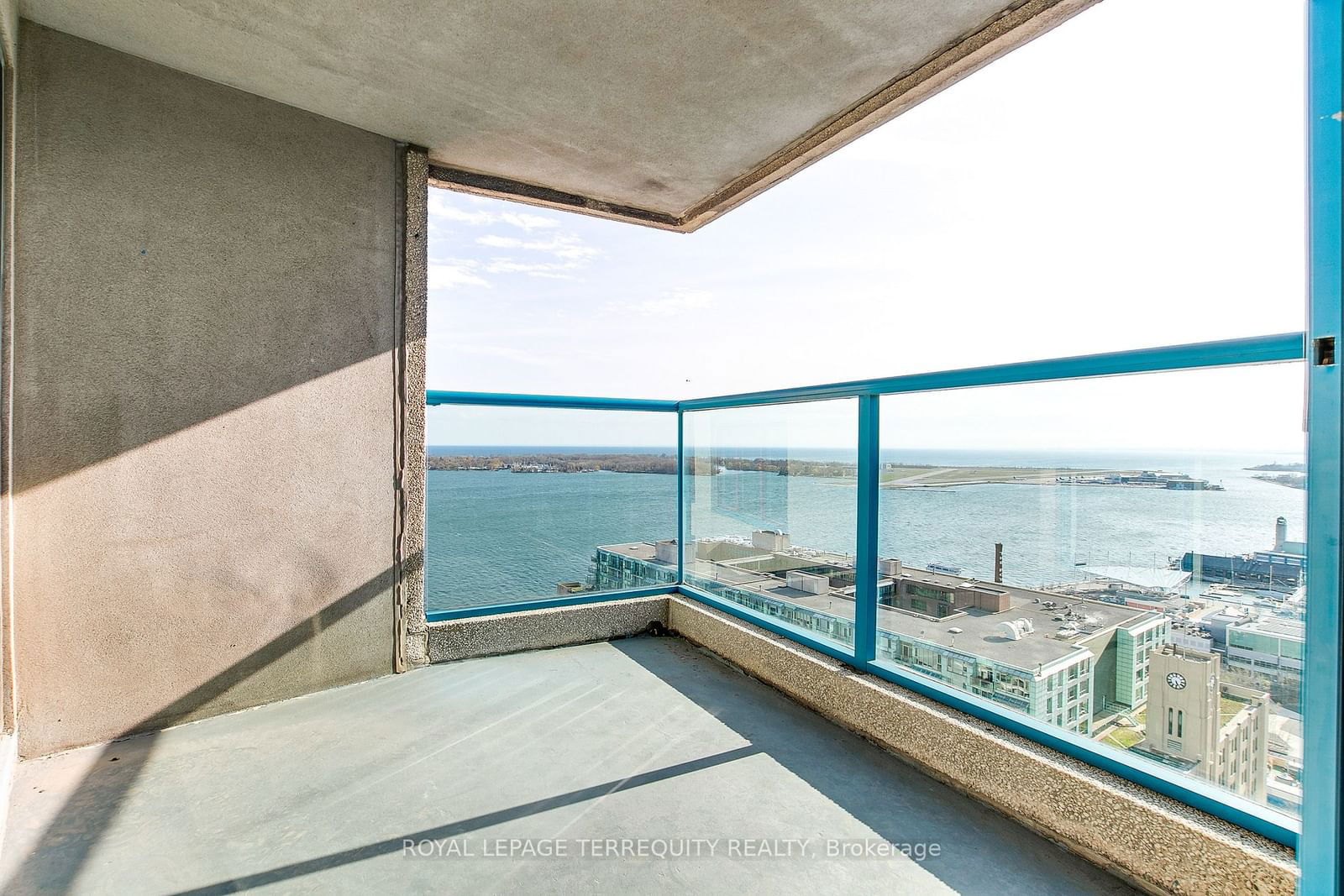 77 Harbour Sq, unit 2812 for rent