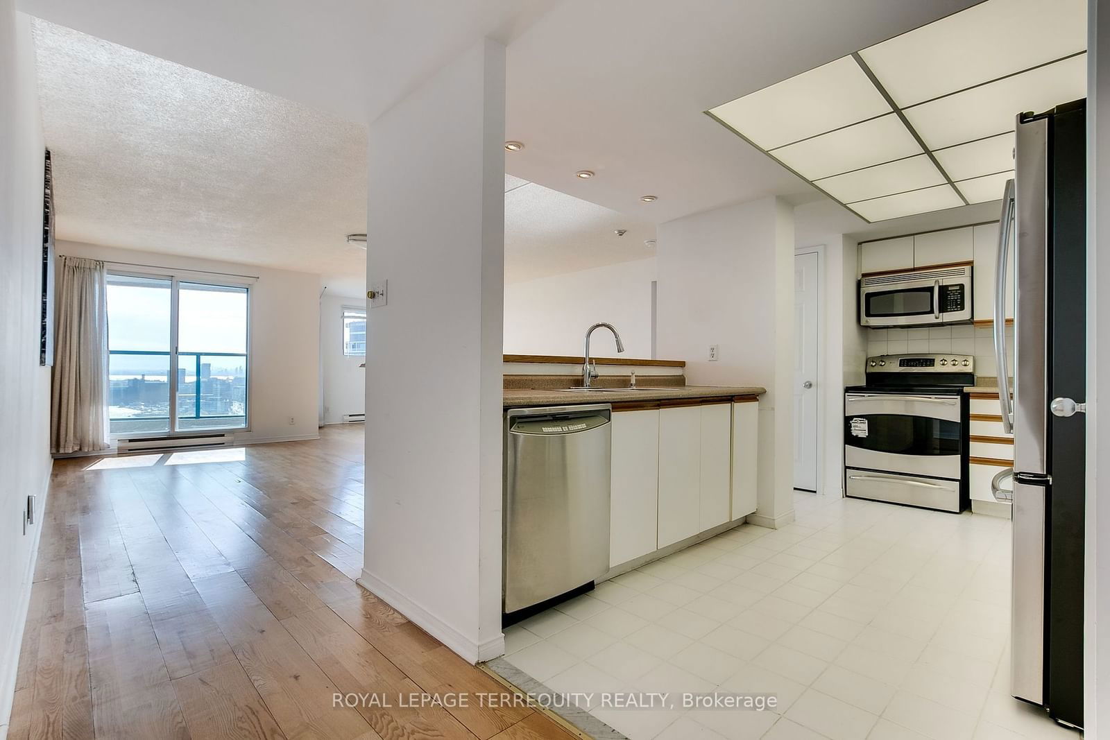 77 Harbour Sq, unit 2812 for rent