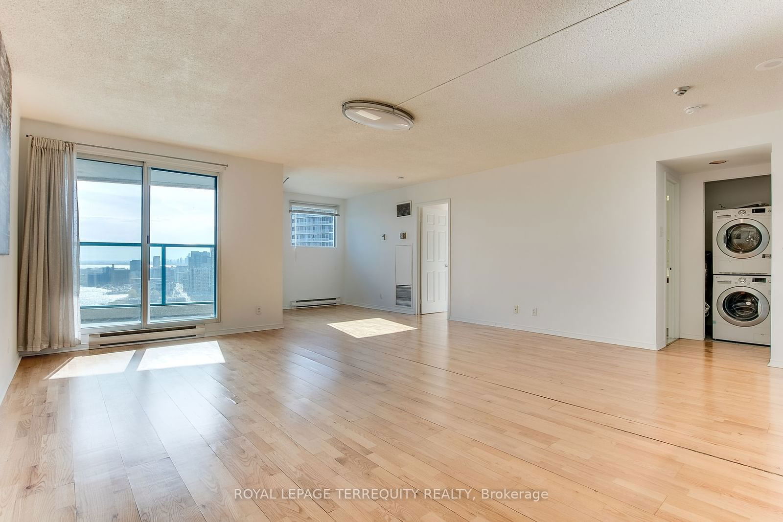 77 Harbour Sq, unit 2812 for rent