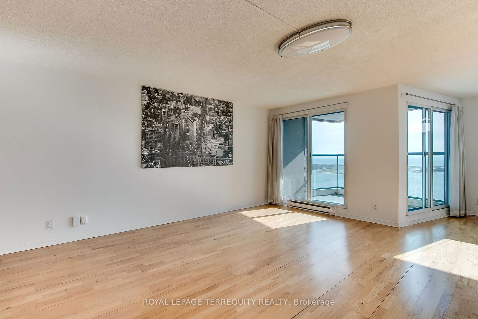 77 Harbour Sq, unit 2812 for rent