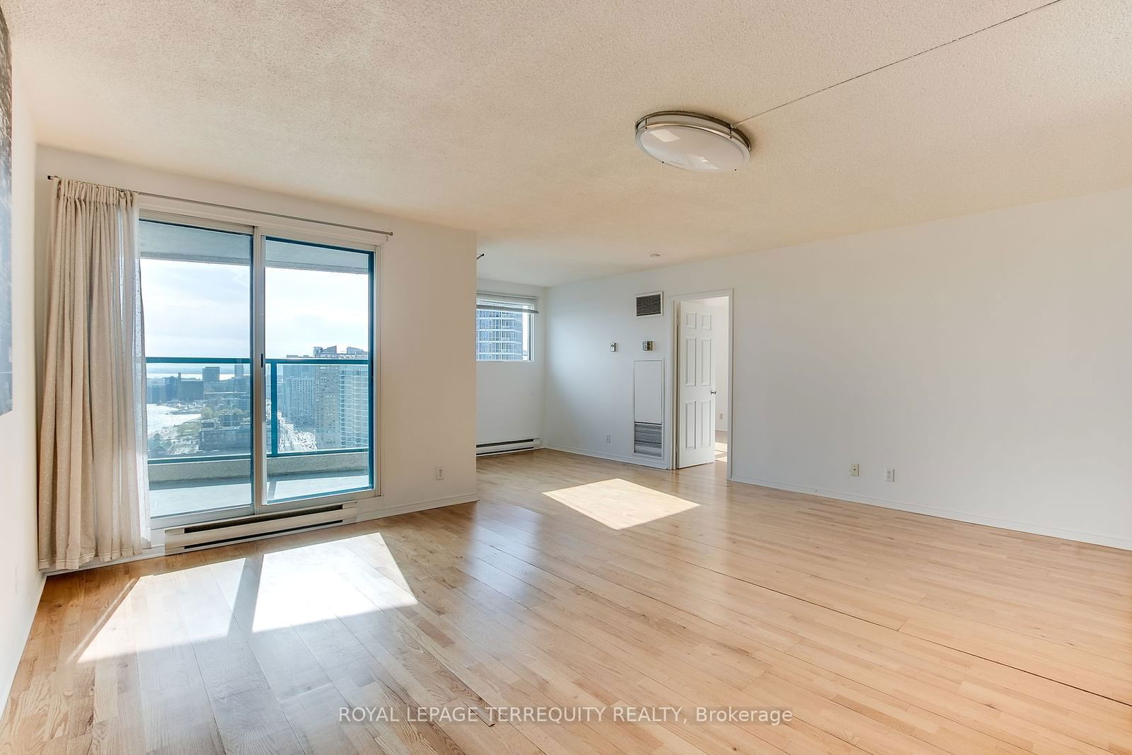 77 Harbour Sq, unit 2812 for rent