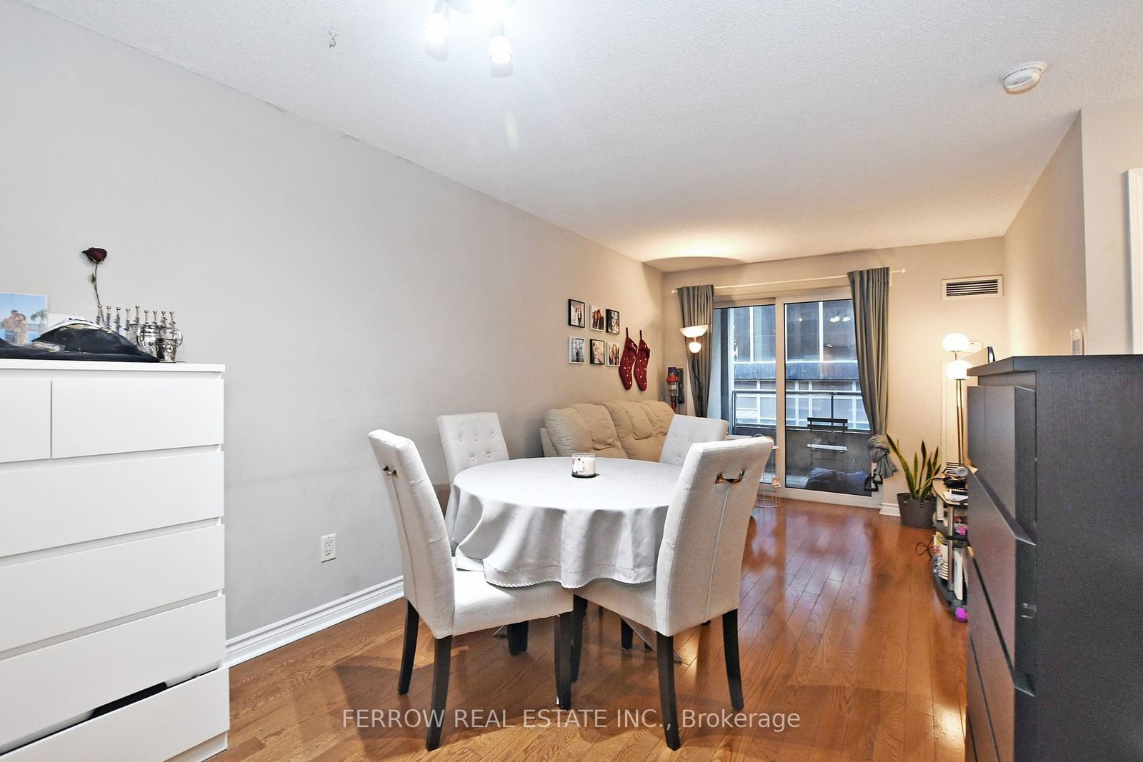 250 Wellington St W, unit 1629 for rent