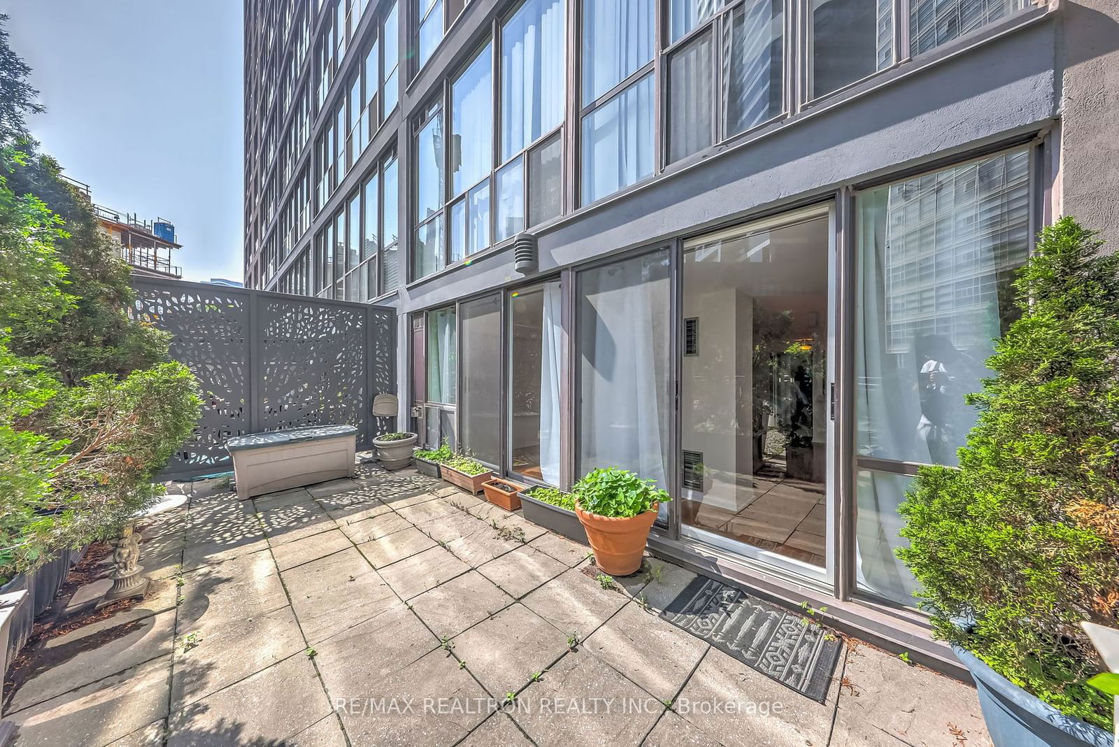 24 Wellesley St W, unit 207 for rent