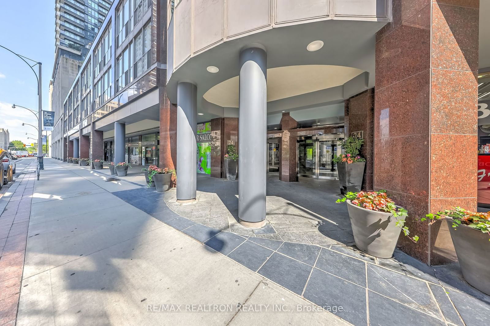 24 Wellesley St W, unit 207 for rent