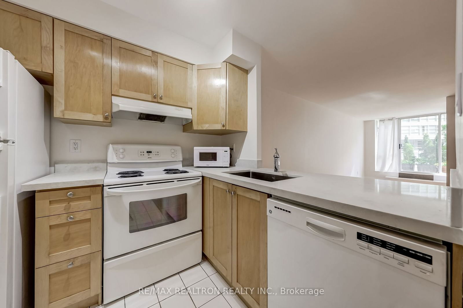 24 Wellesley St W, unit 207 for rent