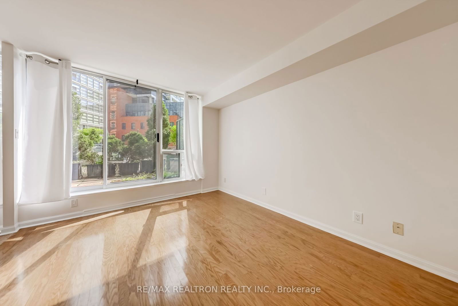 24 Wellesley St W, unit 207 for rent