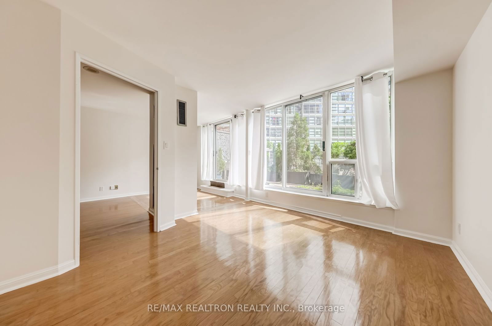 24 Wellesley St W, unit 207 for rent