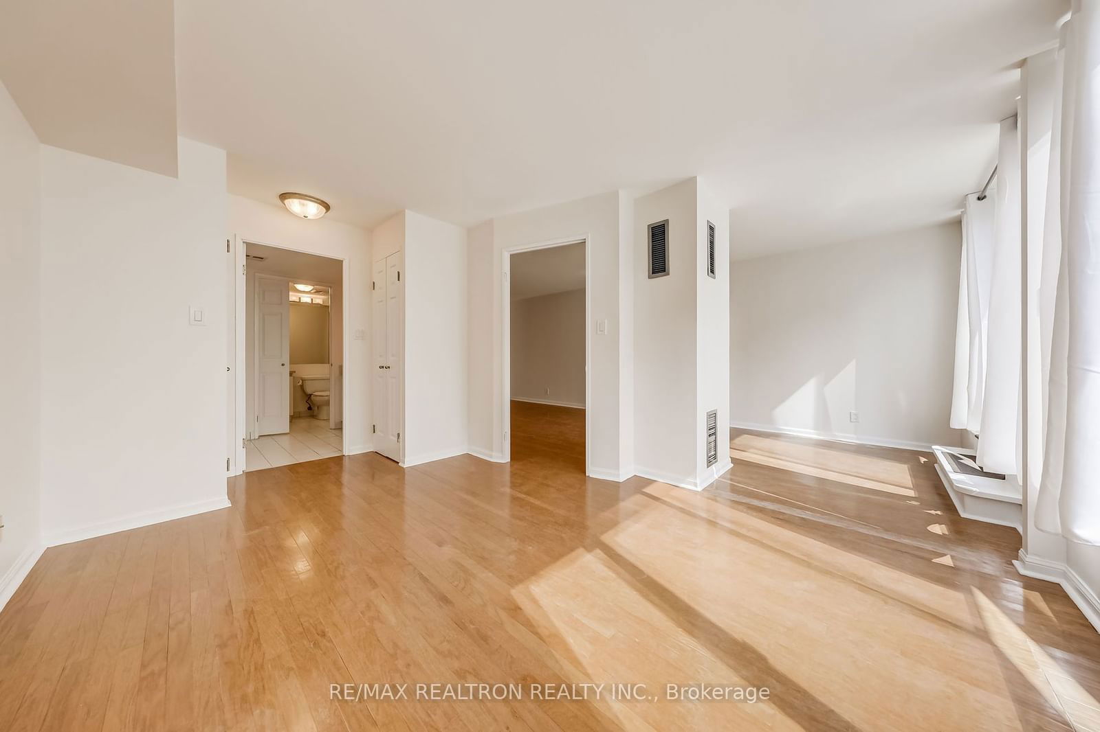 24 Wellesley St W, unit 207 for rent