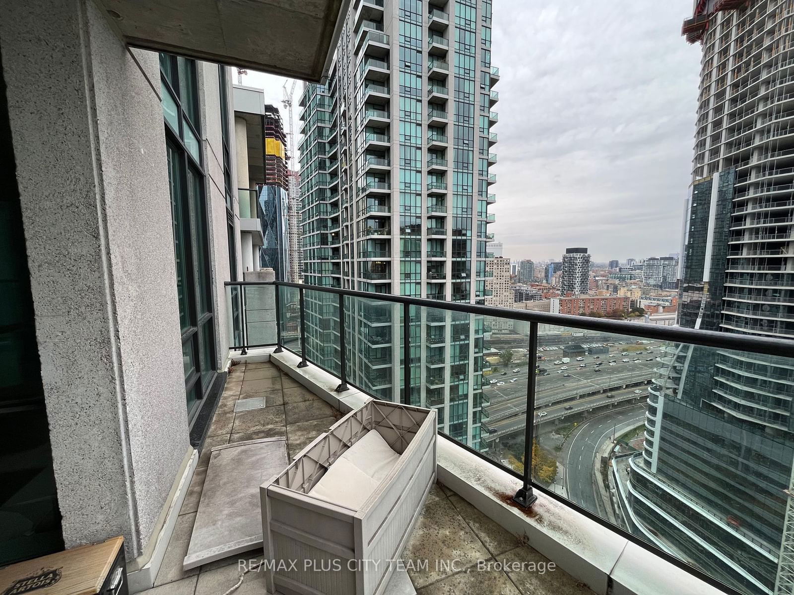 12 Yonge St, unit 2803 for rent