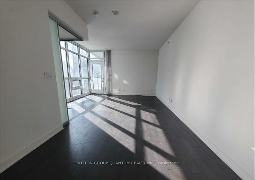 210 Simcoe St, unit 1014 for rent