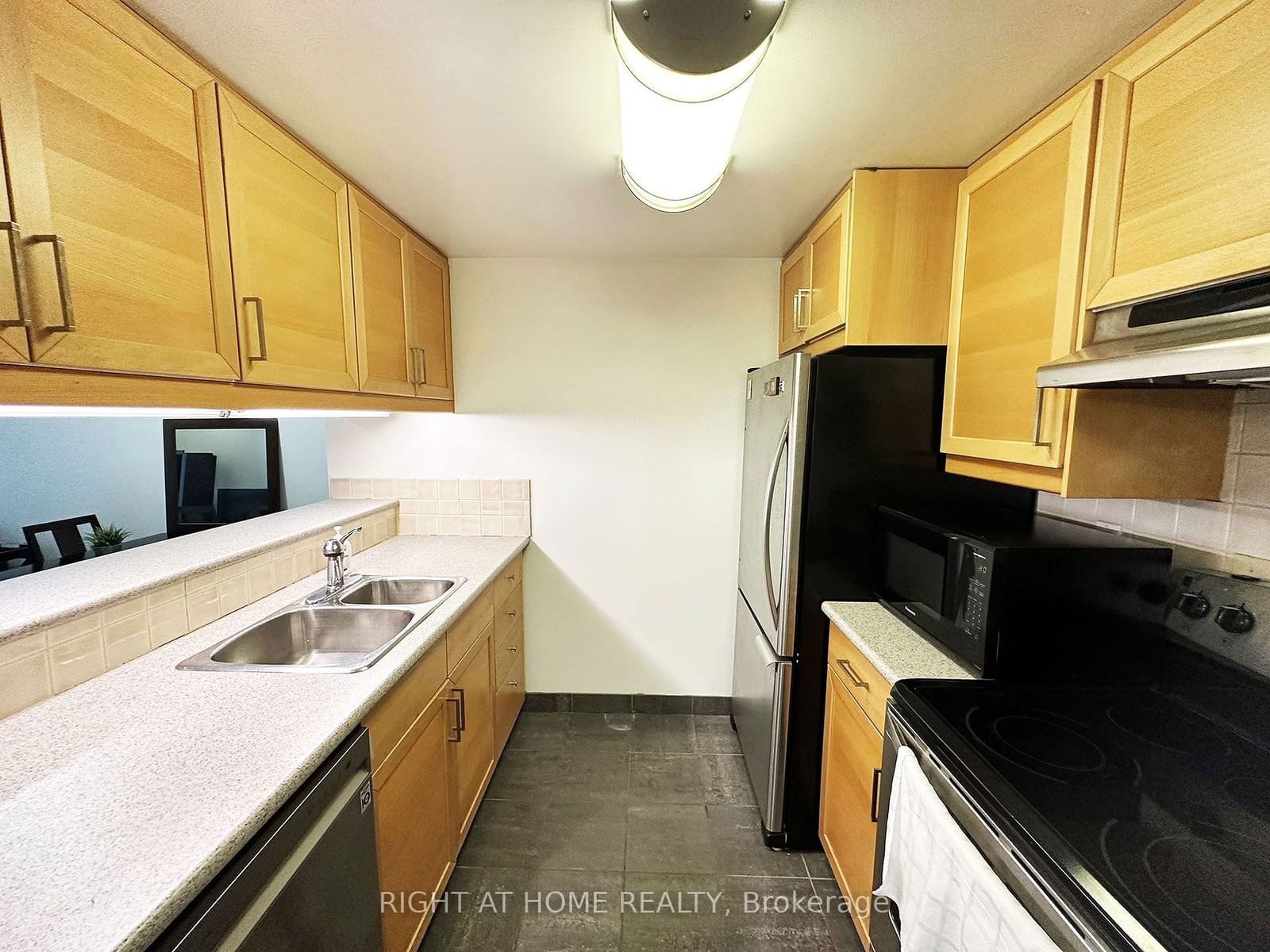 711 Bay St, unit 1420 for rent