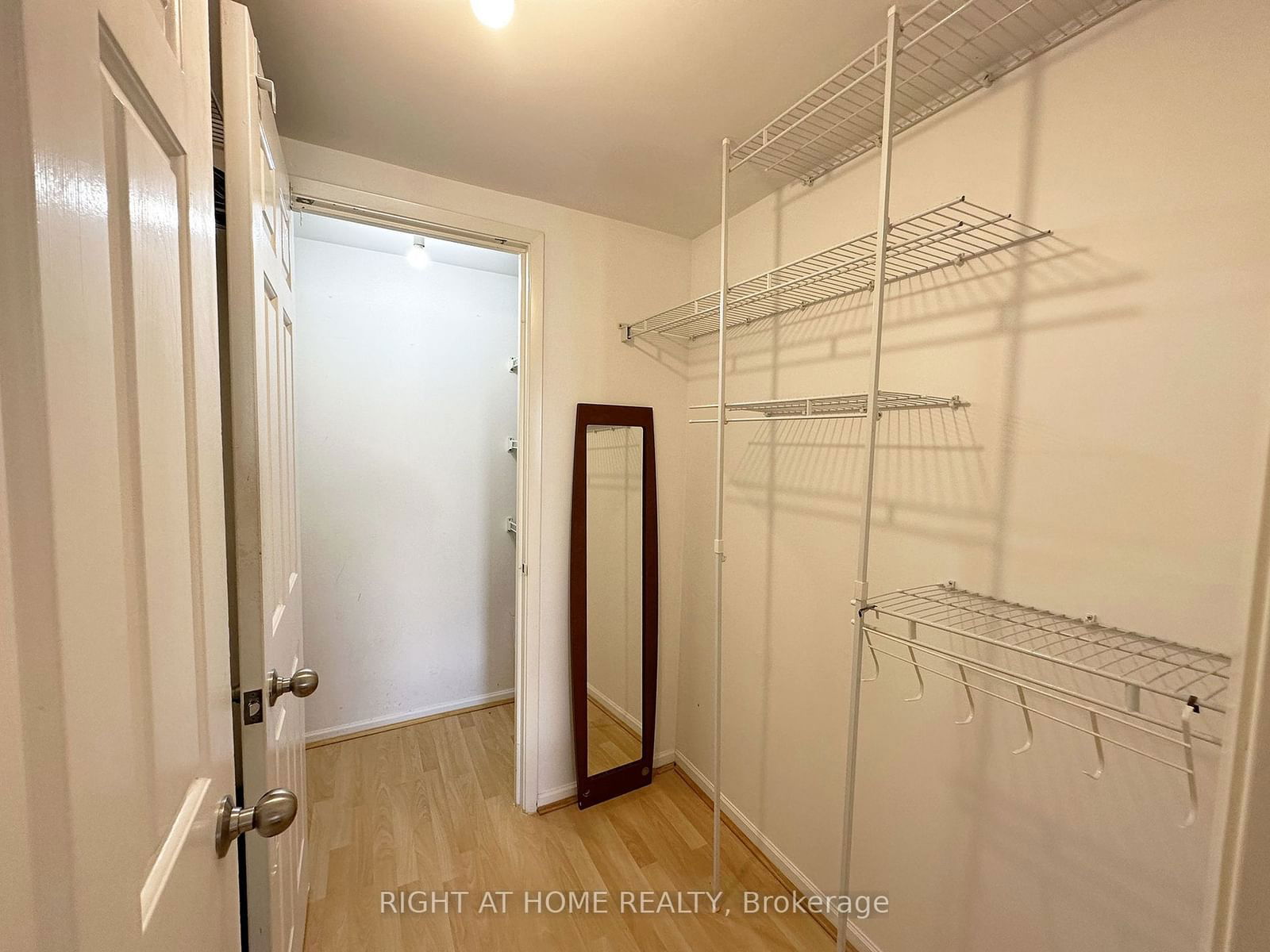 711 Bay St, unit 1420 for rent