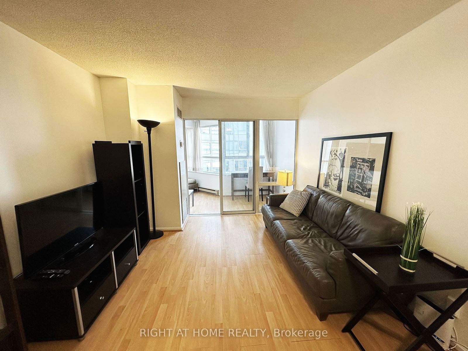 711 Bay St, unit 1420 for rent