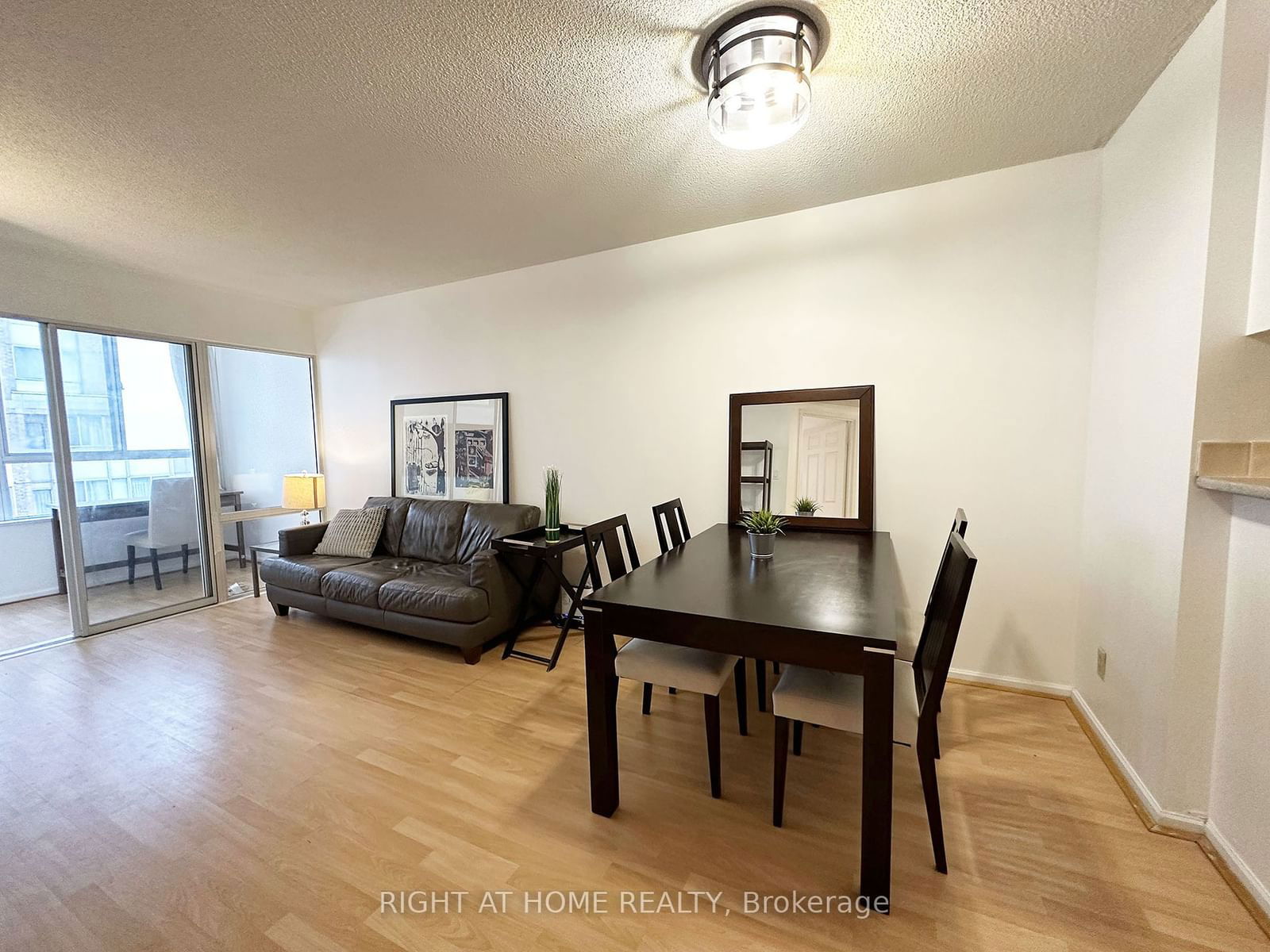 711 Bay St, unit 1420 for rent