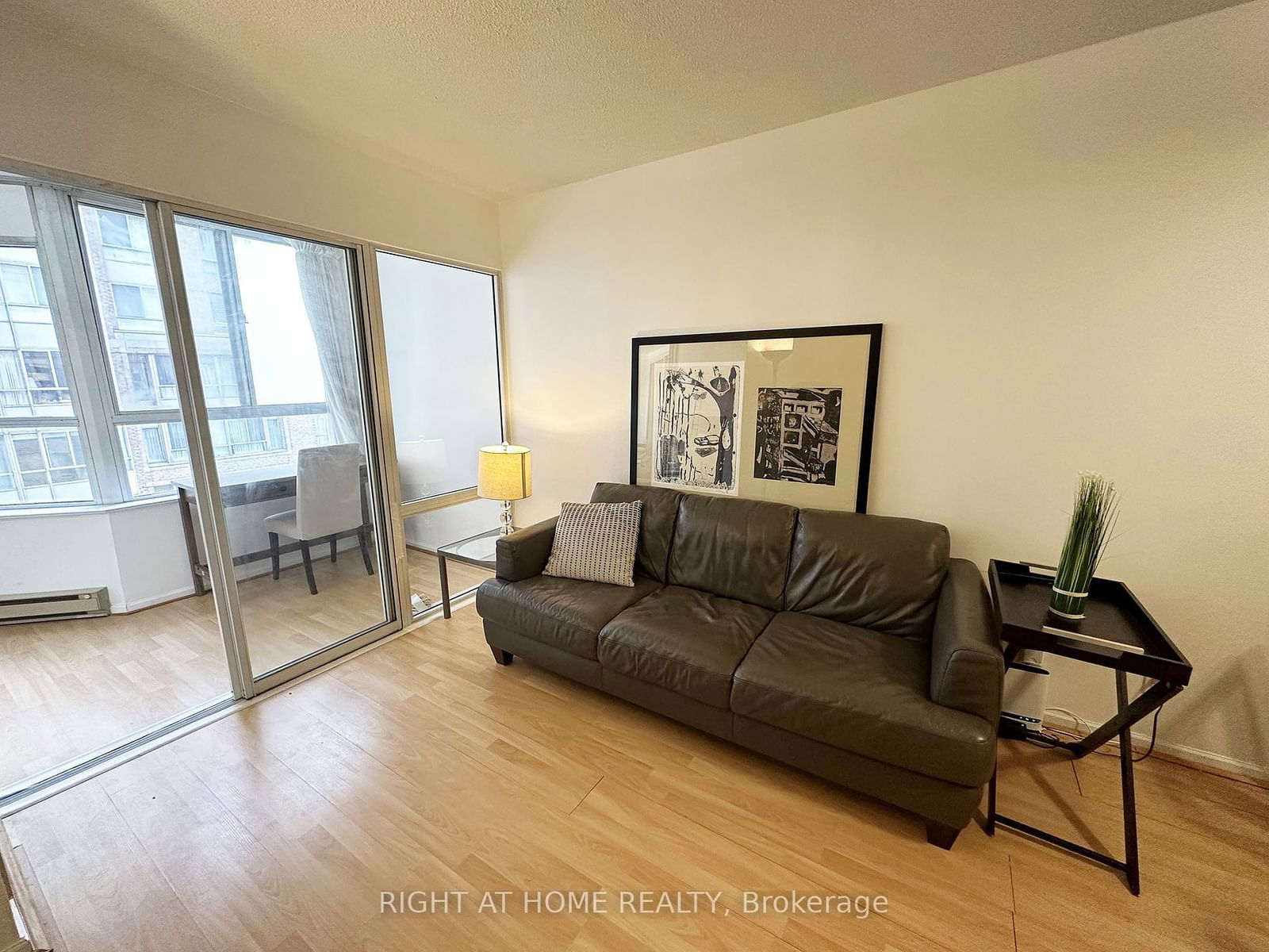 711 Bay St, unit 1420 for rent