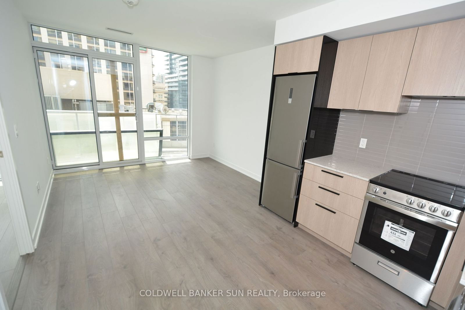 501 Yonge St, unit 810 for rent