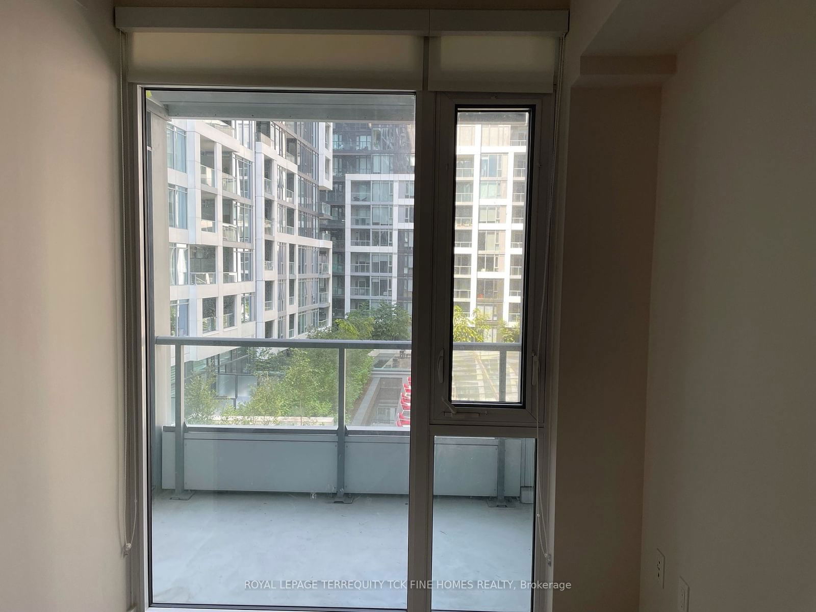 576 Front St W, unit 413E for rent