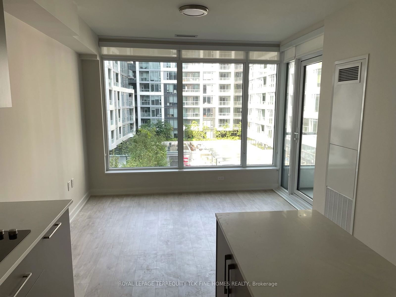 576 Front St W, unit 413E for rent