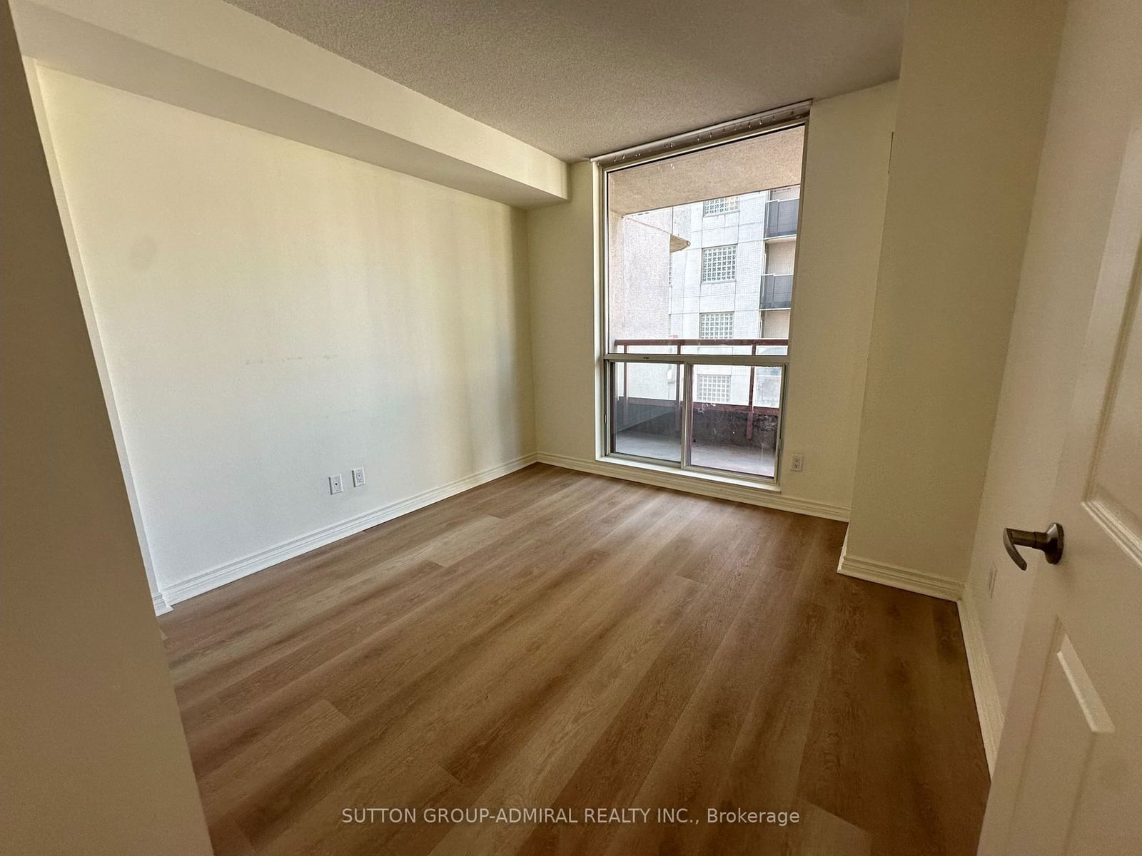 736 Bay St, unit 1608 for rent