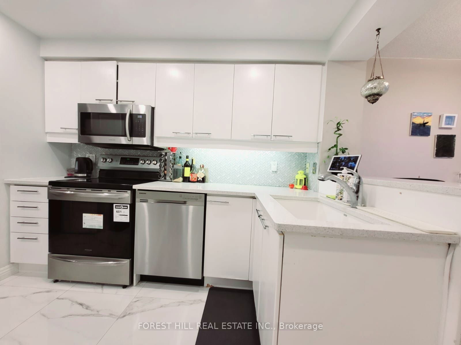 18 Hollywood Ave, unit 1003 for rent