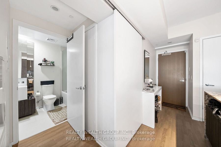 1 Bloor St E, unit 3412 for rent