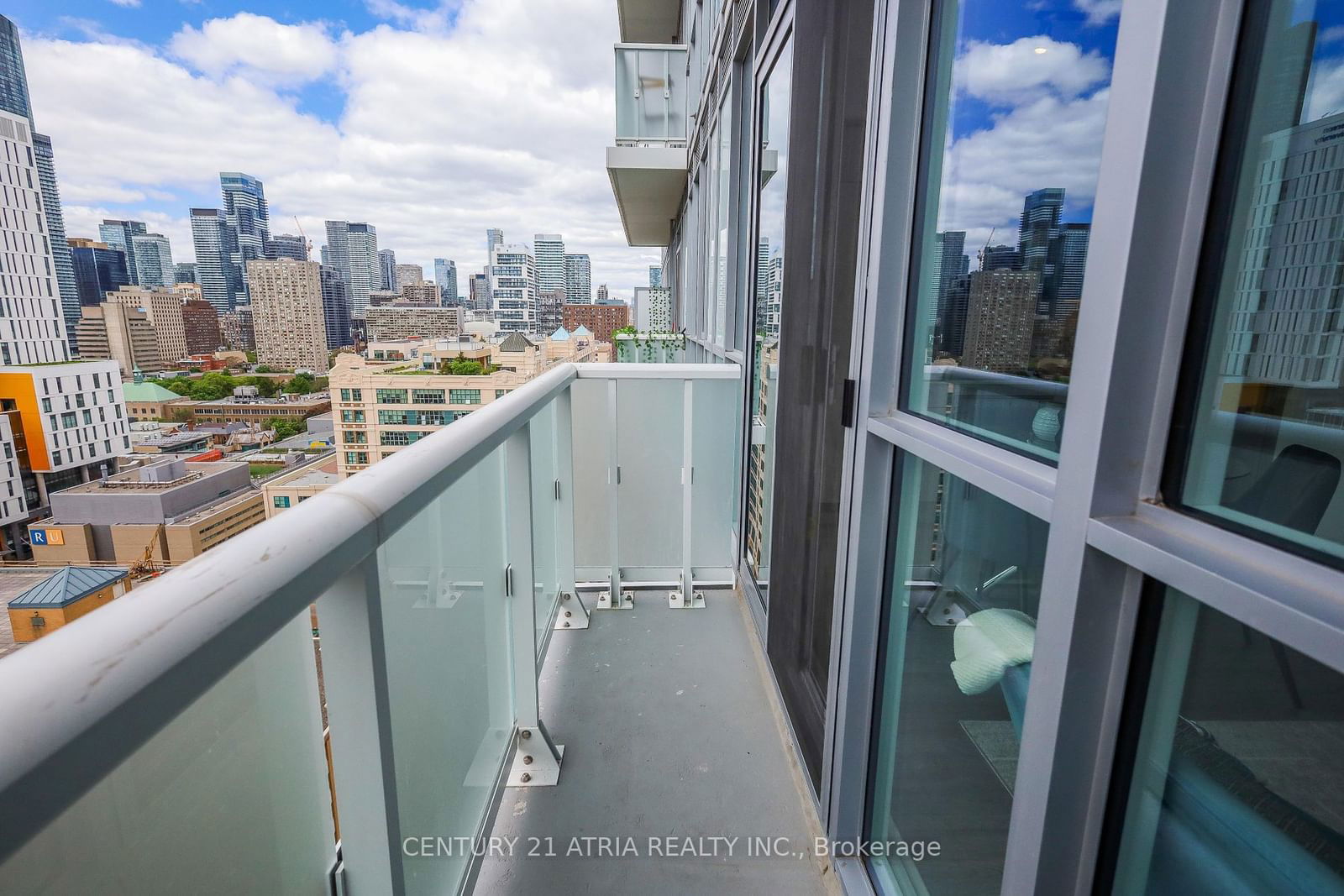 77 Mutual St, unit 2105 for rent