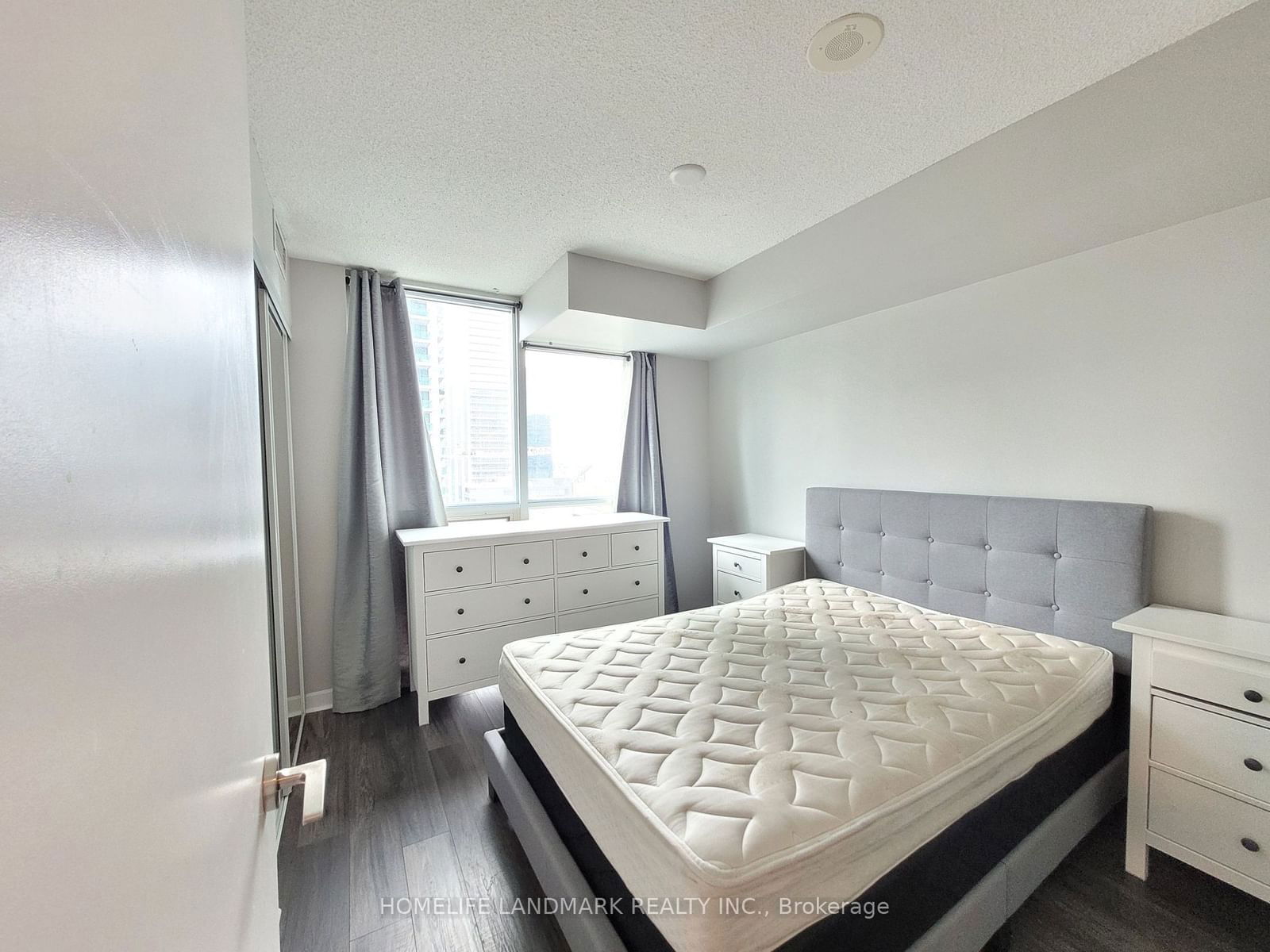 18 Harbour St, unit 1207 for rent