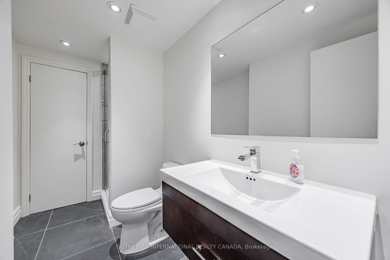 77 Harbour Sq, unit 712 for rent