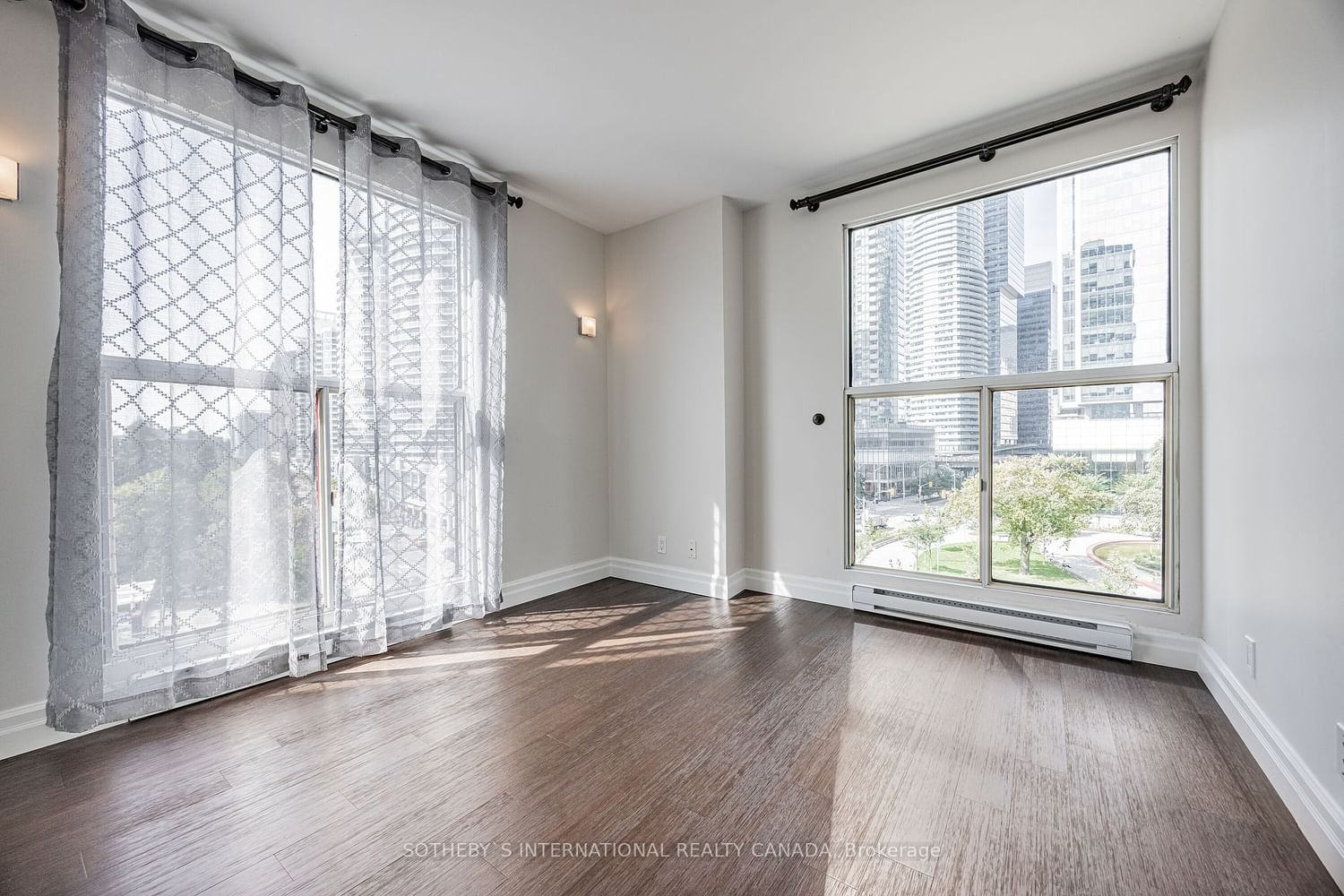 77 Harbour Sq, unit 712 for rent