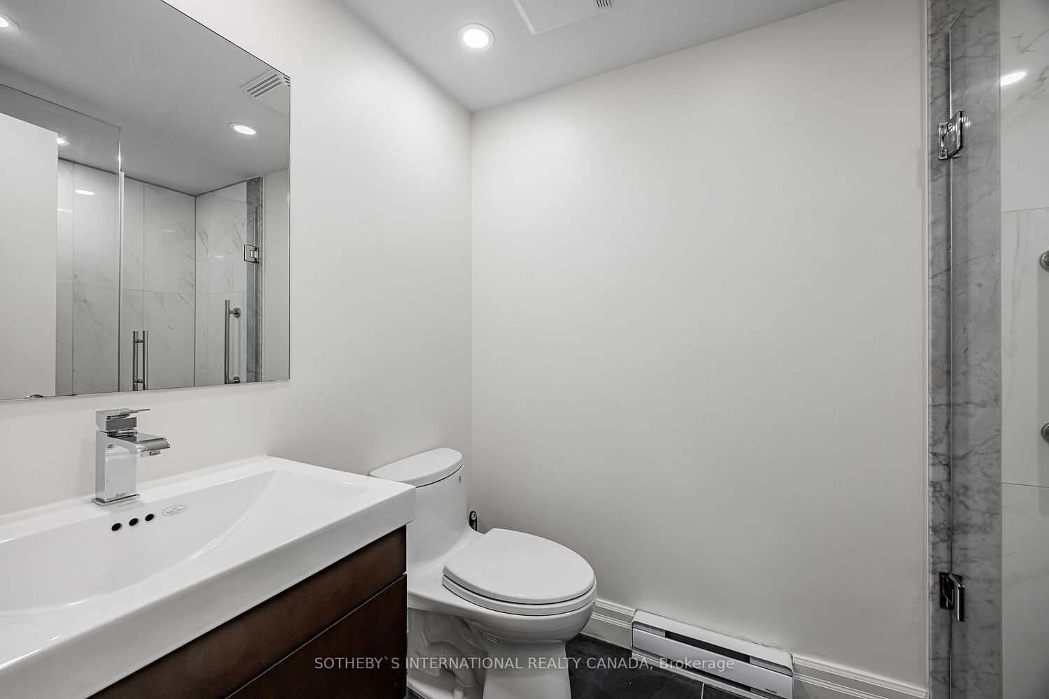 77 Harbour Sq, unit 712 for rent