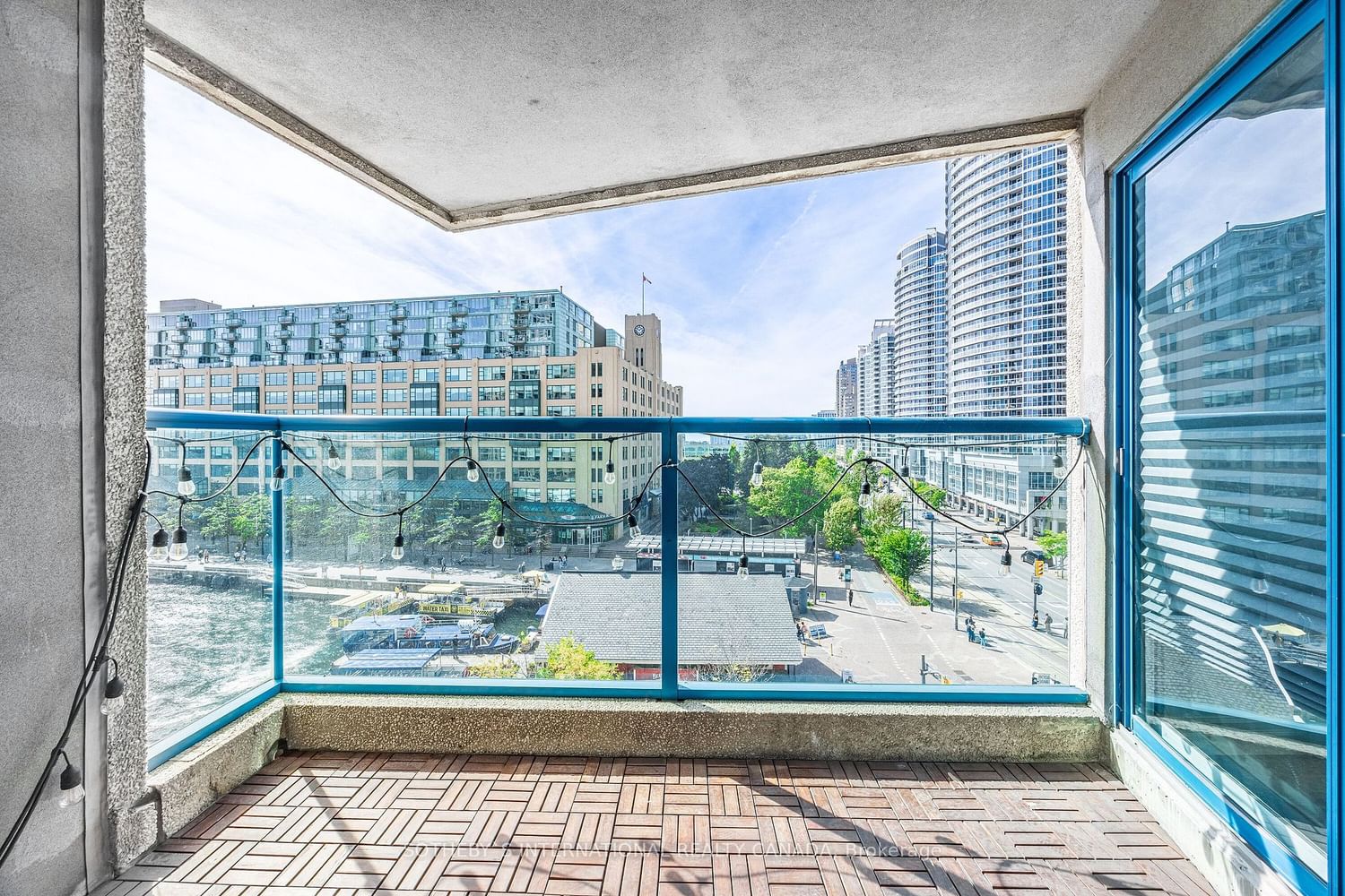 77 Harbour Sq, unit 712 for rent