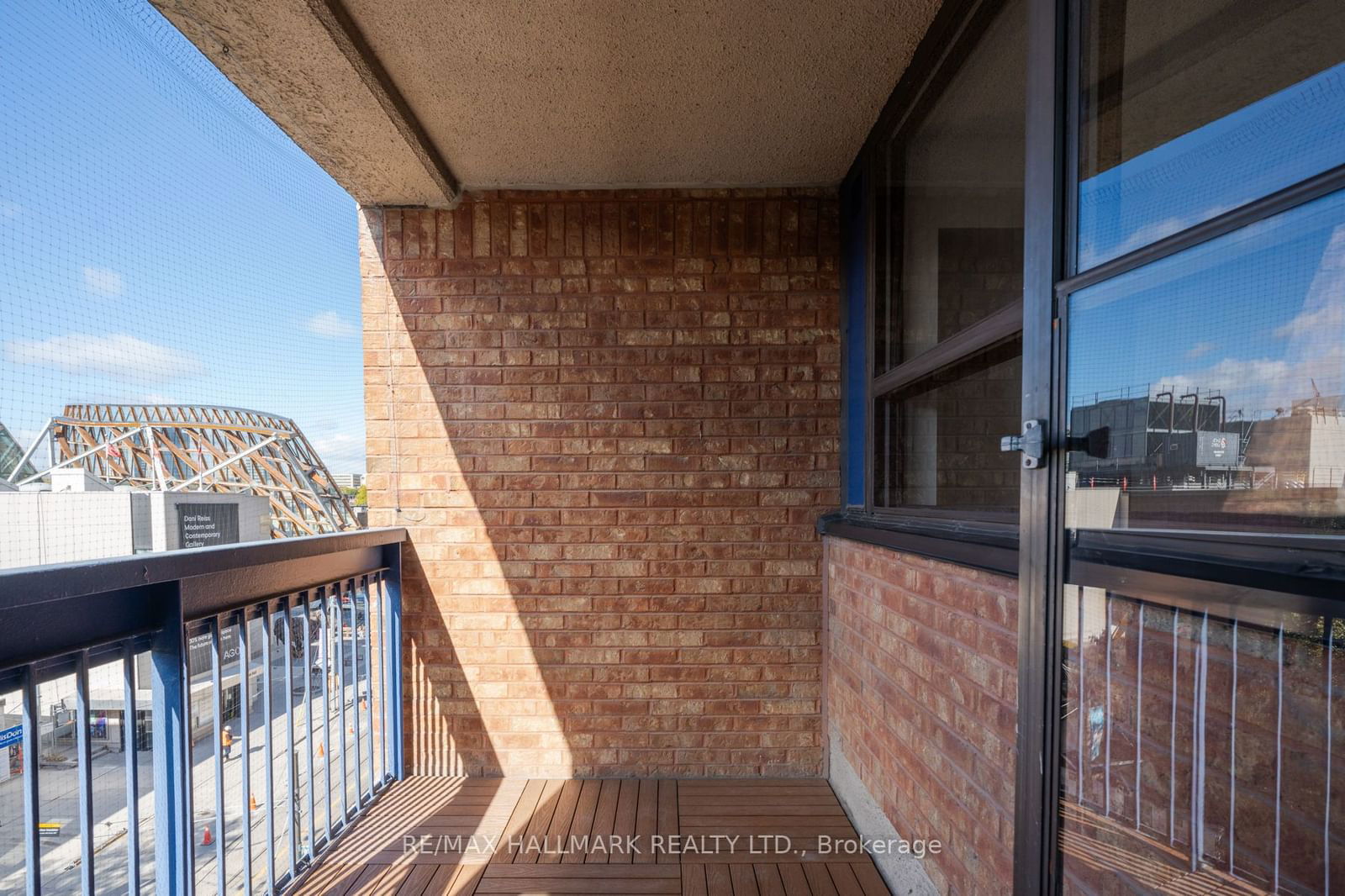 105 Mccaul St, unit 502 for sale