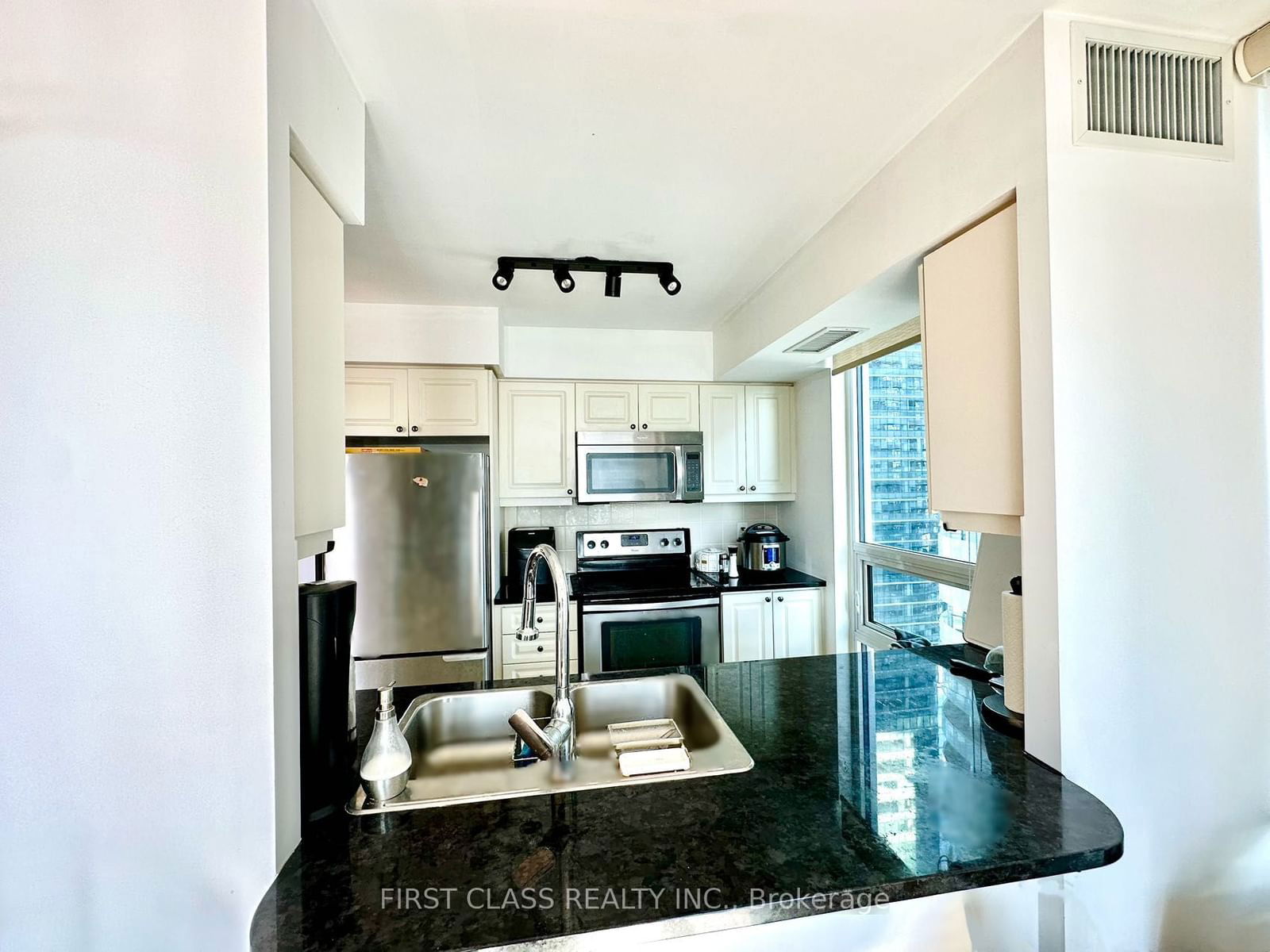 19 Grand Trunk Cres, unit 3010 for rent