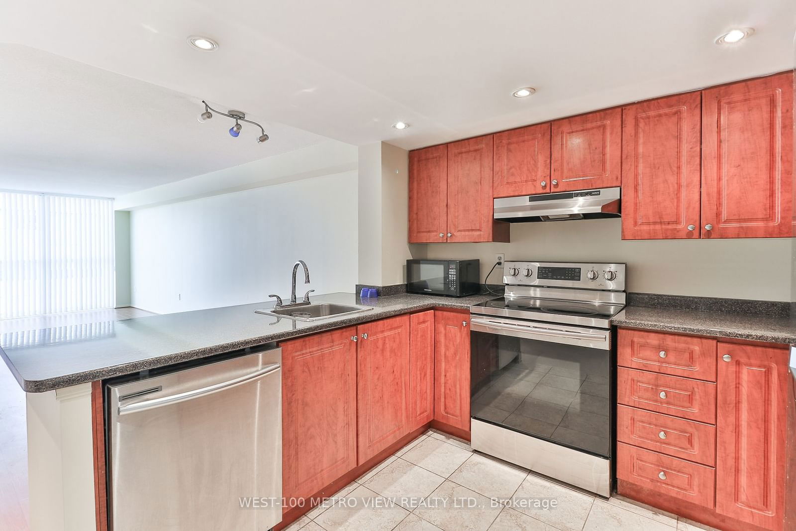 705 King St W, unit 814 for sale