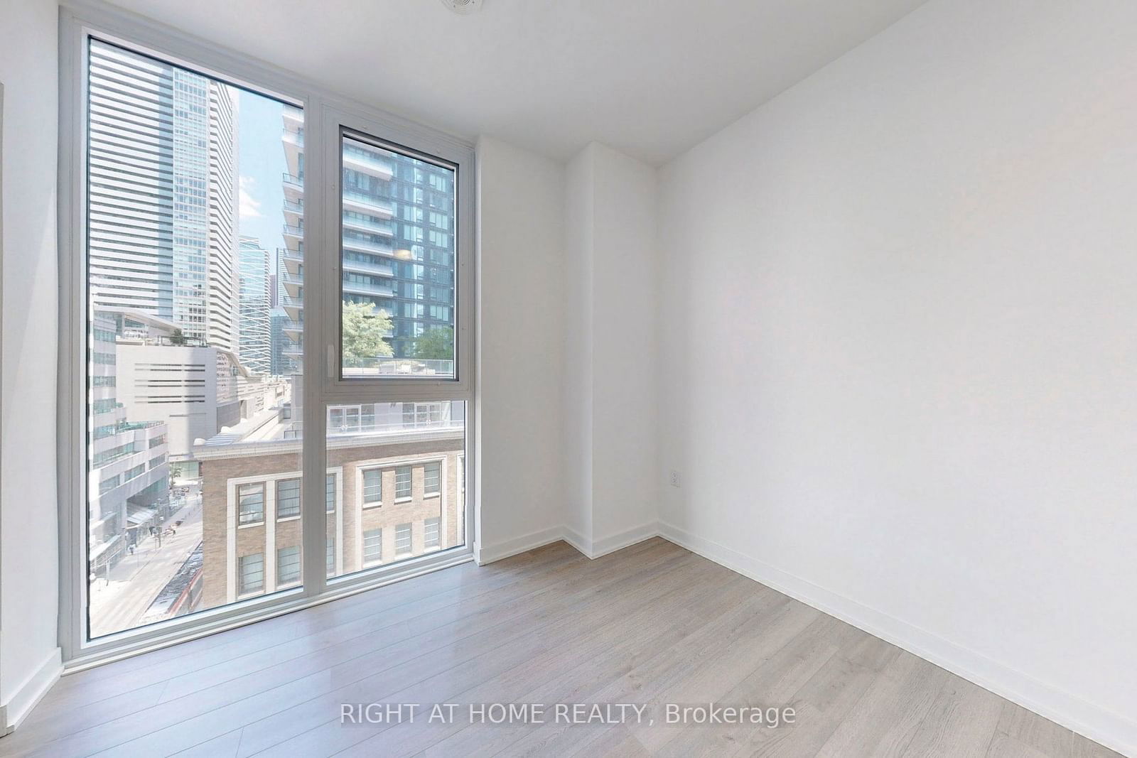 357 King St W, unit 603 for sale