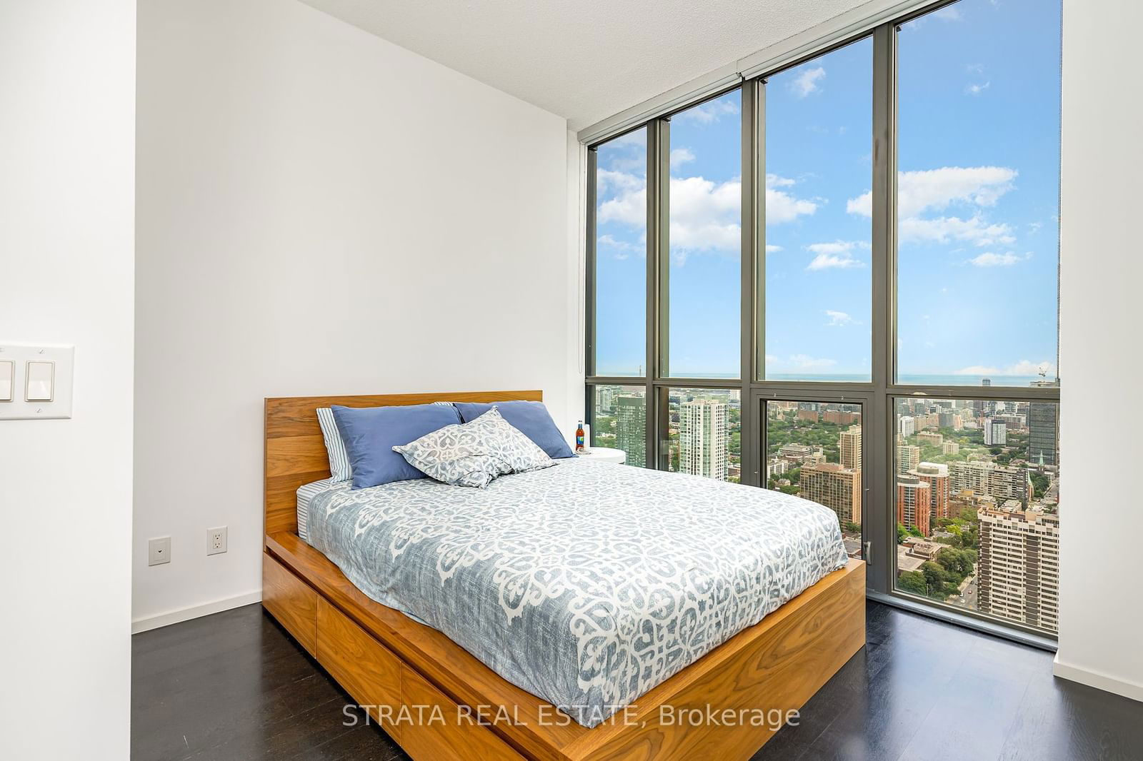 101 Charles St E, unit 4704 for rent