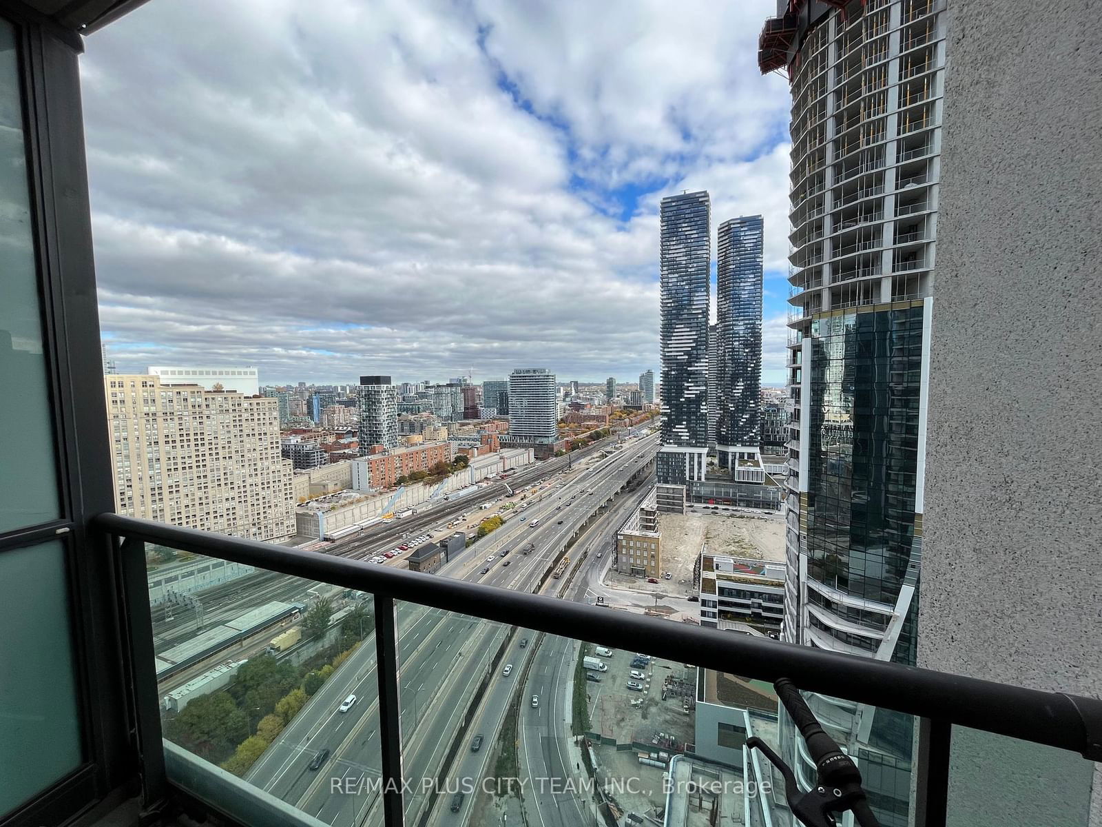 16 Yonge St, unit 3206 for rent