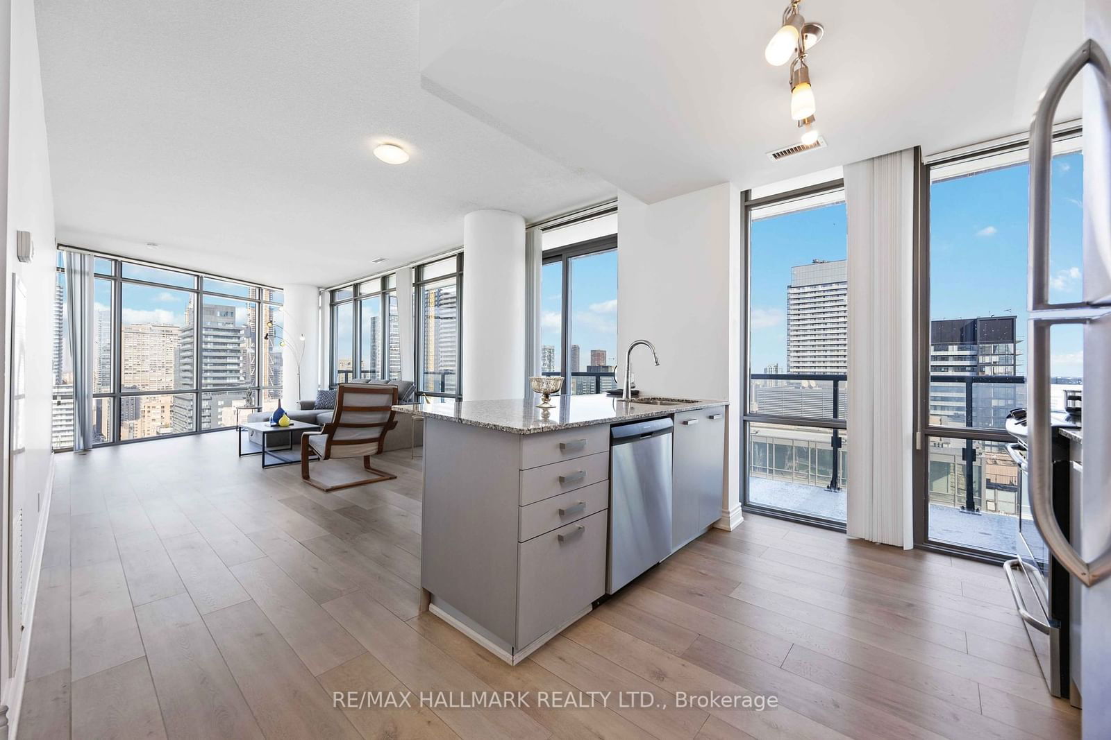 832 Bay St, unit 3705 for rent