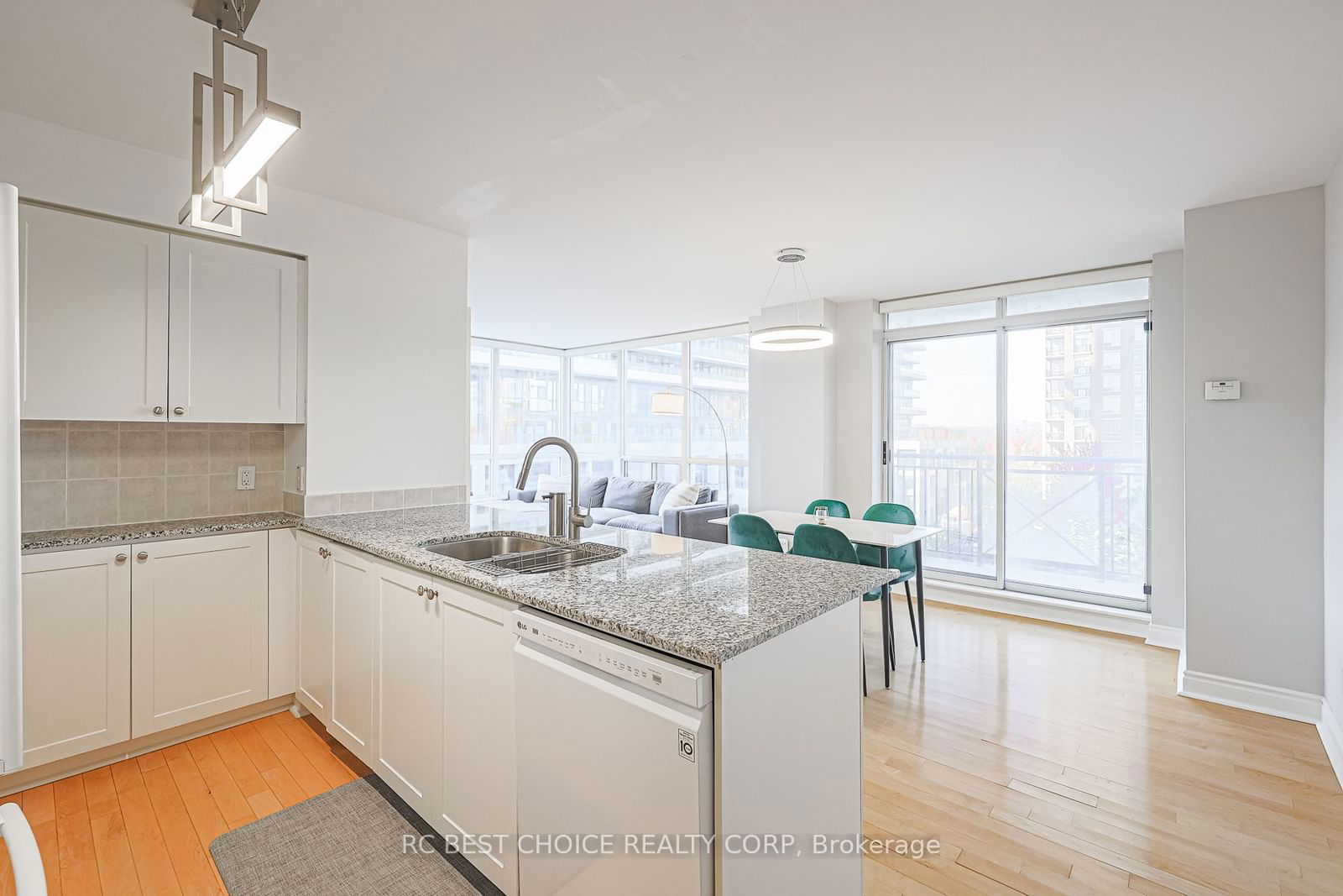 1103 Leslie St, unit 504 for sale