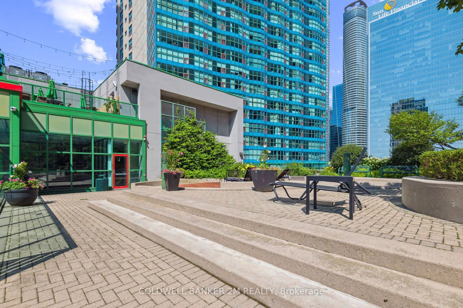 77 Harbour Sq, unit 406 for rent