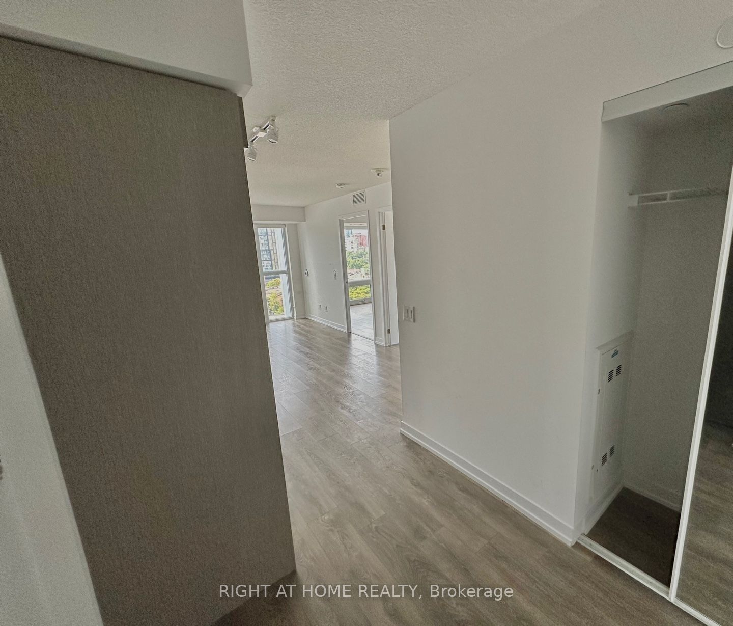 219 Dundas St E, unit 1611 for rent