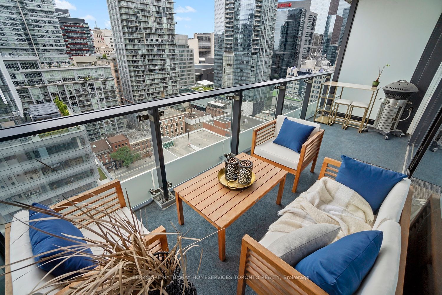 224 King St W, unit 1702 for sale