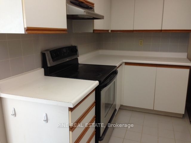 77 Harbour Sq, unit 3207 for rent