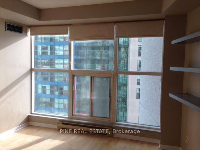 77 Harbour Sq, unit 3207 for rent