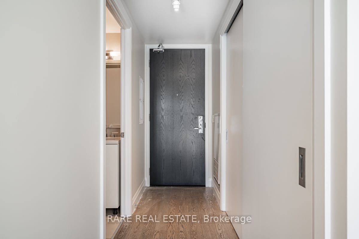 224 King St W, unit 2306 for sale