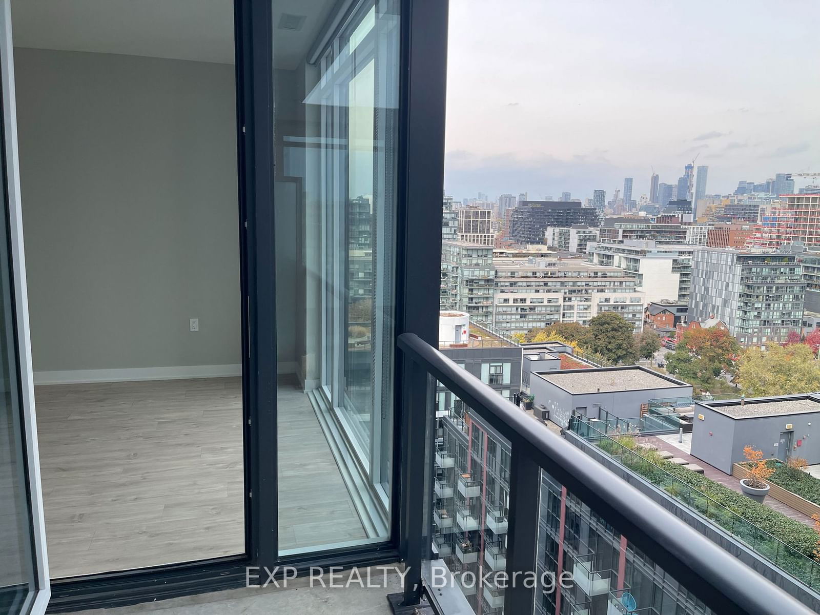 576 Front St W, unit 1618E for rent