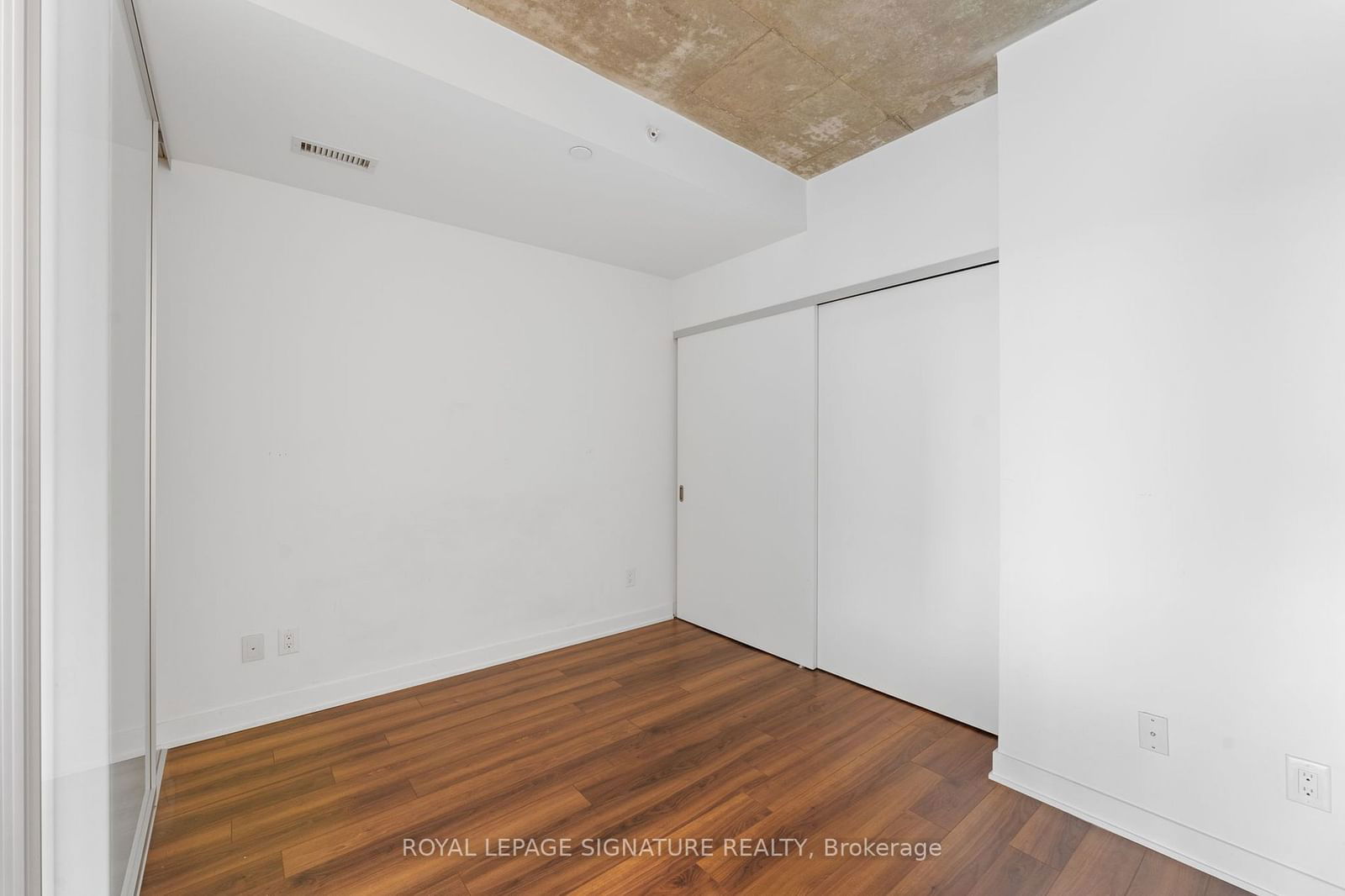 210 Simcoe St, unit 907 for rent