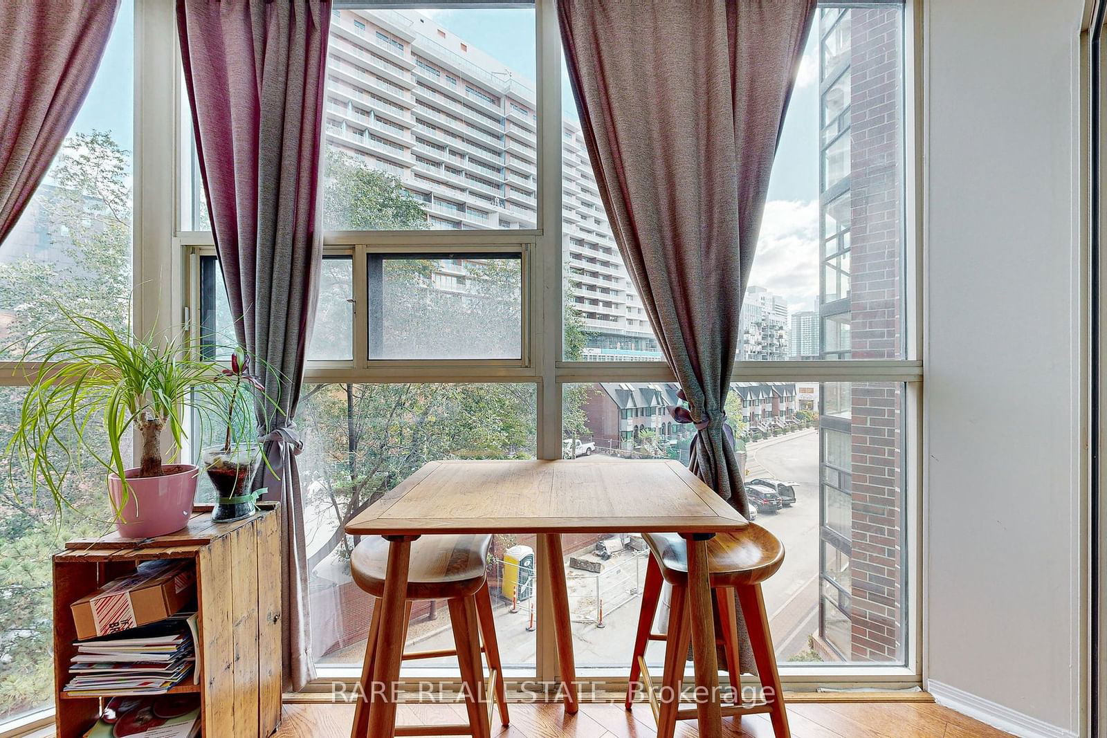 705 King St W, unit 402 for sale